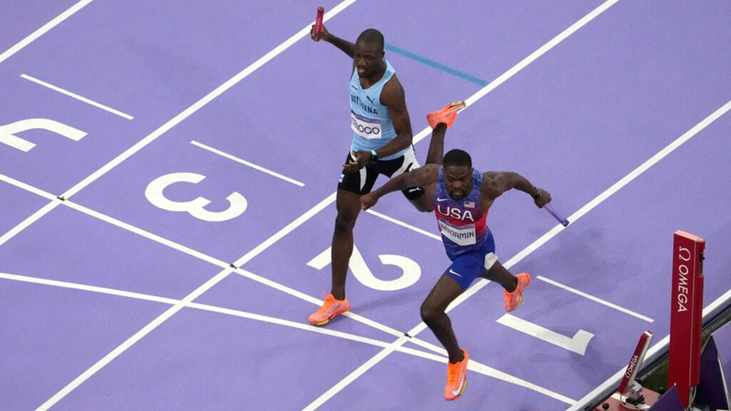 Rai benjamin right of the united states crosses the finish line ahead of letsile tebogo of botswana to win the mens 4 x 400 meter relay final at the 2024 summer olympics