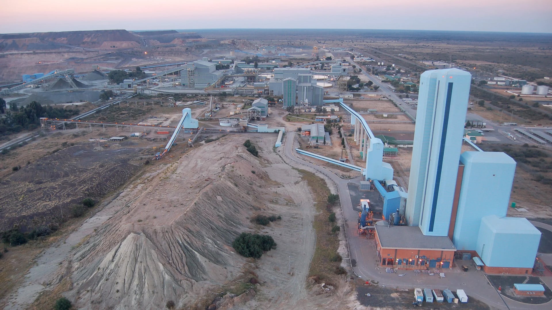 Aerial view of debswanas jwaneng diamond mine in botswana showcasing large scale mining infrastructure and processing facilities