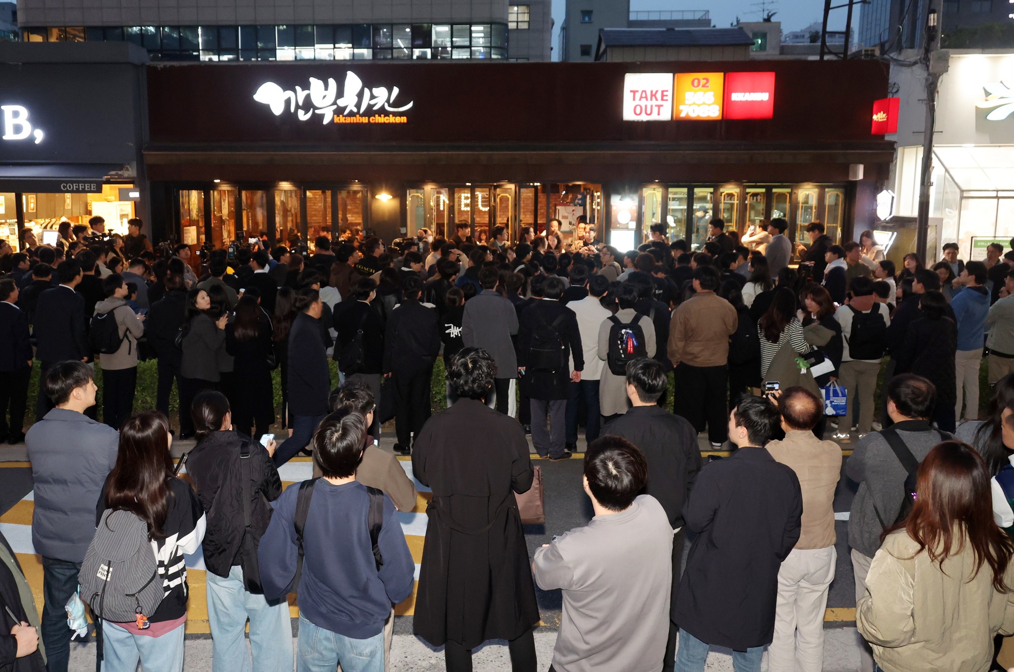 Crowds Gather Outside Kkanbu Chicken During Jensen Huangs Chi | Brimco Crowds gathered outside kkanbu chicken in seoul to see nvidia ceo jensen huang meeting samsung and hyundai leaders over fried chicken and beer